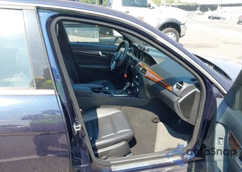 2013 Mercedes-Benz C 300 Luxury 4Matic/Sport 4Matic z USA, uszkodzony, nr VIN WDDGF8AB6DR276931